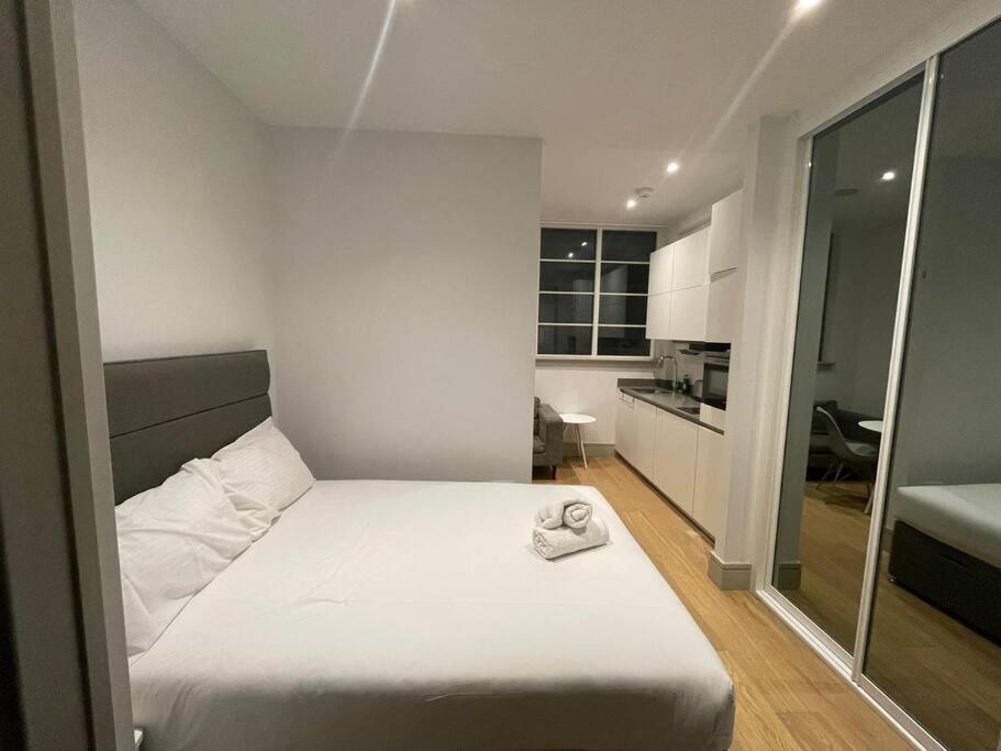 Monthly Stays 1Bed Serviced Studio Apartment Free Wifi & Netflix Whitechapel London Perfect For Solo & Coupled Guests Екстериор снимка